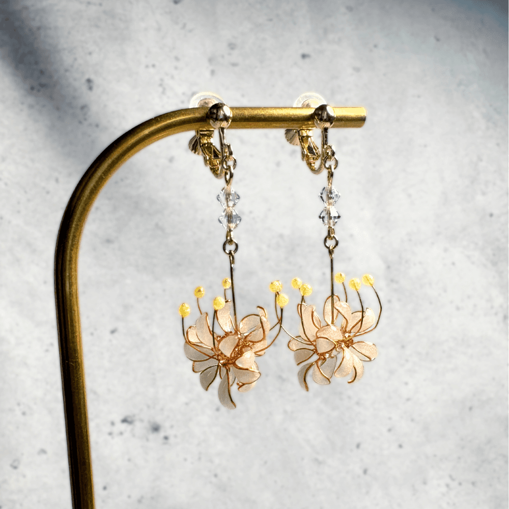 【彼岸花／曼珠沙華】イヤリング ホワイト／ニッケルフリー／白い2粒のストーン／レジン×ワイヤー／幻想的／和装／受注製作 | 8枚目